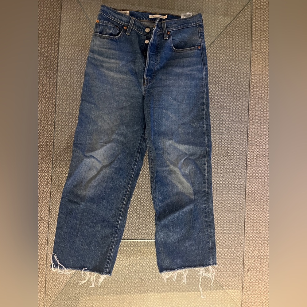 Levi’s Ribcage jeans 28 distressed raw hem great condition